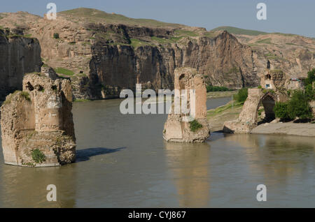 06 mai 2012 - Hasankeyf, Batman, Turquie - assis sur les rives du Tigre la ville antique de Hasankeyf vit dans une sorte de limbes, des milliers d'années d'histoire sur le point de disparaître sous les eaux du barrage d'Ilisu putain de projet, pour les gens de Hasankeyf incapables de construire ou vendre des maisons, trouver du travail ou même obtenir une réponse directe à la question quand le passé sera emporté, cette menace a pesé sur la ville pendant des décennies, mais maintenant le gouvernement turc essaie de pousser de l'avant avec le barrage en dépit de la condamnation internationale. (Crédit Image : © John Wreford/ZUMAPRESS.com) Banque D'Images