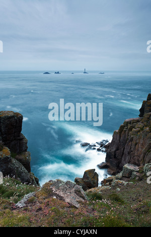 À la fin des terres près de falaises de Cornwall en Angleterre vers le phare de Drakkars. Banque D'Images