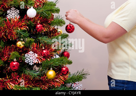 Photo d'une femme décorant son sapin de Noël Banque D'Images