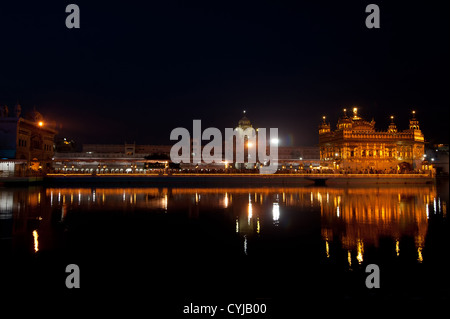 Golden Temple sous ciel de nuit. Place Sainte Harmandir Sahib Sikh Gurdwara. L'Inde, d'Amritsar, Punjab Banque D'Images