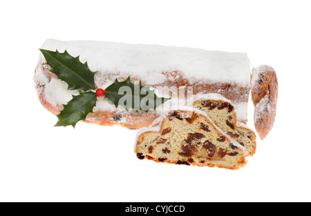 Sucre glace surmontée stollen de Noël avec un brin de houx et de couper en tranches isolés contre white Banque D'Images