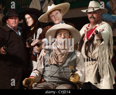 Les blessés et les amis de cow-boy avec arme au poing Banque D'Images