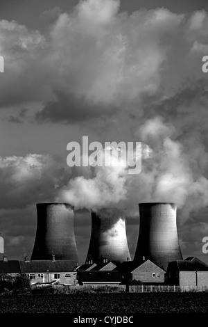 Les tours de refroidissement et de pylônes électriques à thermique au charbon en Angleterre Banque D'Images