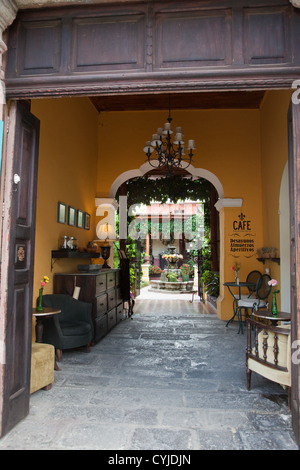 Prendre un pic à l'intérieur de l'une des nombreuses belles anciens immeubles à Antigua, Guatemala. Banque D'Images