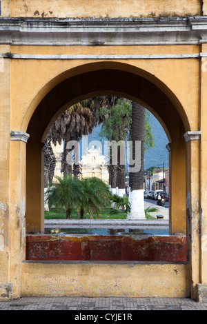 Antigua est une charmante ville du patrimoine mondial au Guatemala rempli de magnifiques rues pavées et son architecture ancienne. Banque D'Images