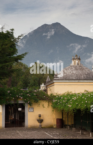 Antigua est une charmante ville du patrimoine mondial au Guatemala rempli de magnifiques rues pavées et son architecture ancienne. Banque D'Images