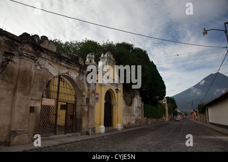 Antigua est une charmante ville du patrimoine mondial au Guatemala rempli de magnifiques rues pavées et son architecture ancienne. Banque D'Images