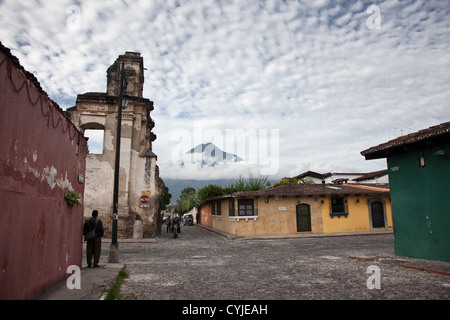 Antigua est une charmante ville du patrimoine mondial au Guatemala rempli de magnifiques rues pavées et son architecture ancienne. Banque D'Images