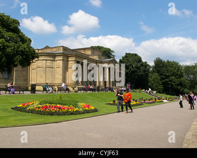 Weston Park musée avec en arrière-plan un parc municipal en plein cœur de Sheffield, South Yorkshire, Angleterre Banque D'Images