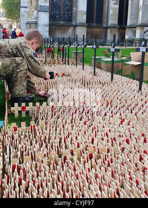 Londres, Royaume-Uni. Lundi 5 novembre 2012. L'homme en uniforme militaire organise des cérémonies du jour traverse l'extérieur de l'abbaye de Westminster, Londres, Royaume-Uni. Banque D'Images