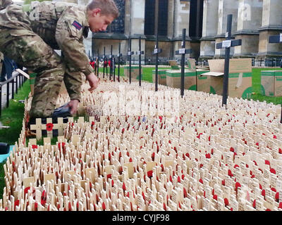 Londres, Royaume-Uni. Lundi 5 novembre 2012. L'homme en uniforme militaire organise des cérémonies du jour traverse l'extérieur de l'abbaye de Westminster, Londres, Royaume-Uni. Banque D'Images