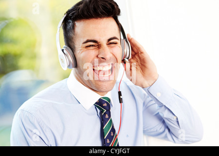 L'homme écoute de musique portant des écouteurs Banque D'Images