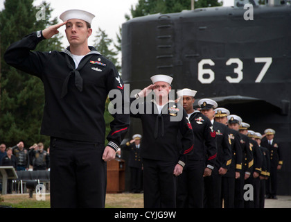 Saluer le drapeau national des marins pendant des couleurs du matin le 21 septembre 2012 à la 4e Conférence annuelle de prisonnier de guerre portés disparus Journée Reconnaissance cérémonie tenue à Naval Undersea Warfare sur Musée Naval Base Kitsap, Keyport, Washington. Banque D'Images