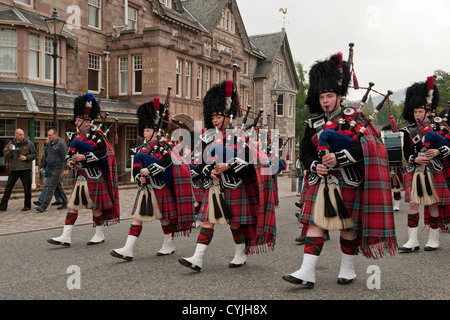 Pipe Bands écossais massés à jouer à la "collecte de Braemar' Banque D'Images