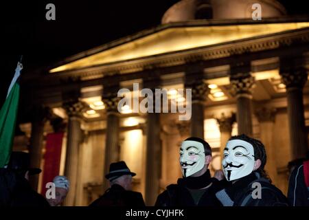 London,UK. 5 novembre 2012 manifestants avec le masque V pour Vendetta et costumes attendent le début de la marche à Trafalgar Square. Banque D'Images