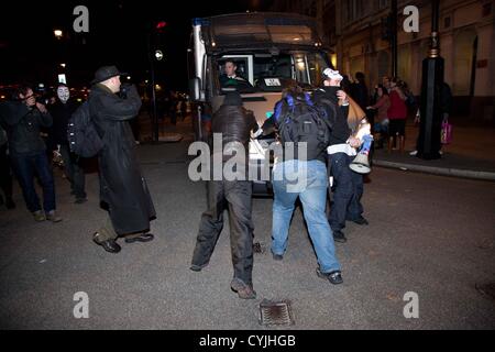 London,UK. 5 novembre 2012 la police arrête t tentative manifestants cars bloquant leur chemin dans la place du Parlement. Banque D'Images