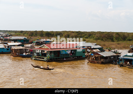 Paysage typique dans le village flottant de Chong Khneas la minorité vietnamienne près de Siem Reap, Cambodge Banque D'Images