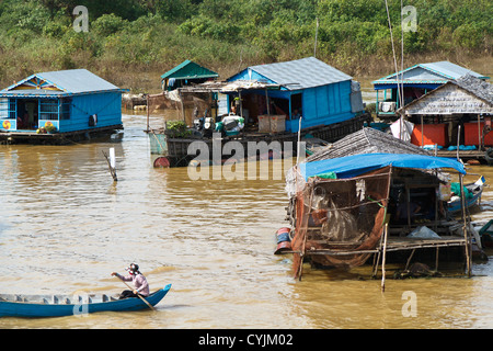 Paysage typique dans le village flottant de Chong Khneas la minorité vietnamienne près de Siem Reap, Cambodge Banque D'Images