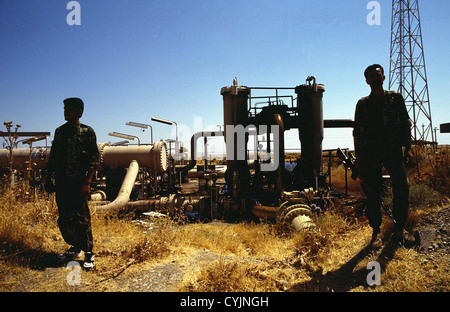 Mars 1997. Près de Zakho, dans le Nord de l'Irak. Des combattants kurdes Garde côtière une station de pompage sur le pipeline de CO1. Photo par:Richard Wayman Banque D'Images