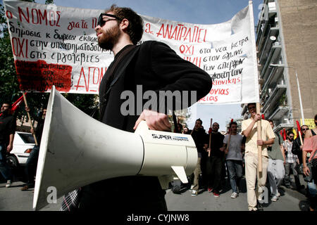 Thessalonique, Grèce. 6e novembre 2012. Les étudiants universitaires au cours de la manifestation. bloc De 48 heures à l'échelle nationale grève générale contre un nouveau paquet de mesures économiques douloureuses, qui sera mise au vote au Parlement grec à minuit mercredi. Banque D'Images