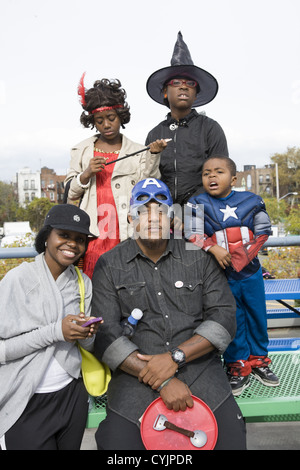 Défilé d'Halloween de Coney Island à Brooklyn, New York. famille prête à mars dans la parade. Banque D'Images