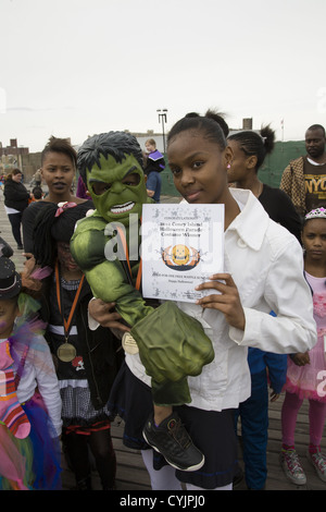 Coney Island Halloween Parade à Brooklyn, NY. Mum tient son fils qui a gagné un prix pour son costume. Banque D'Images