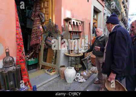 Bric-à-brac d'antiquités articles à vendre de seconde main, El Rastro dimanche street market, Madrid, Espagne. Banque D'Images