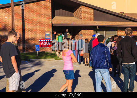 L'Austin, Texas, États-Unis. Mardi 6 novembre 2012. Forme des lignes à l'Église Méthodiste de Manchaca de scrutin dans l'Austin en tant que les gens votent avant de travailler pour l'élection présidentielle américaine. Banque D'Images