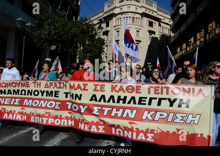 Athènes, Grèce, le 6 novembre 2012. La Grèce est sur un 48h grève organisée par les deux principaux syndicats, la GSEE et l'ADEDY (secteur privé et secteur public). Plus de 30.000 personnes ont manifesté devant le Parlement à la place Syntagma, tenant des banderoles et scandé des slogans contre le Gouvernement grec. Credit : Nikolas Georgiou / Alamy Live News Banque D'Images