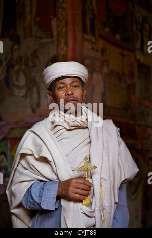 Prêtre de l'église d'Kedane Meheriet Ura Ura Kidane Mehret, Monastère, Péninsule de Zege, Lac Tana, Ethiopie, Afrique Banque D'Images