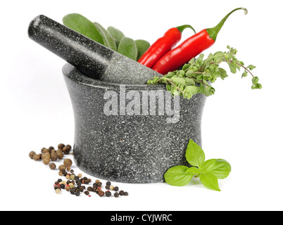 Mortier en granit à l'aide de fines herbes, d'épices et de piments rouges sur fond blanc Banque D'Images