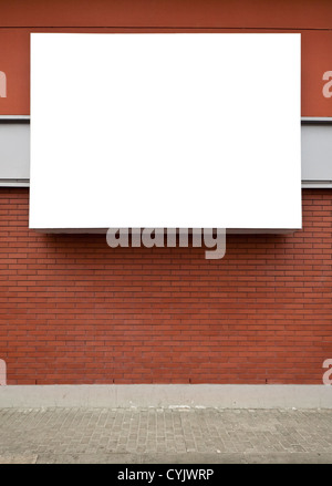 Panneau publicitaire vide sur mur de brique. Banque D'Images