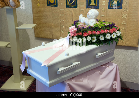 Un cercueil pour un enfant avec un arrangement floral Banque D'Images