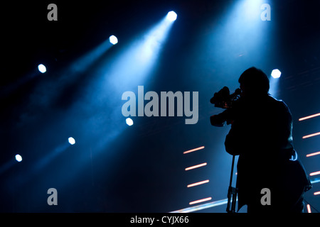 Silhouette caméraman sur une scène de concert Banque D'Images