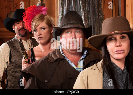 Dur à la cowboy entre deux femmes moyenne dans le vieux saloon Banque D'Images