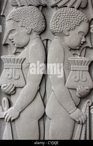 La sculpture sur pierre de deux garçons esclaves transportant des sacs d'argent sur Martins Bank, Liverpool, Royaume-Uni Banque D'Images