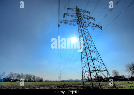 Pylône de transport d'électricité avec Sun sur l'arrière-plan Banque D'Images