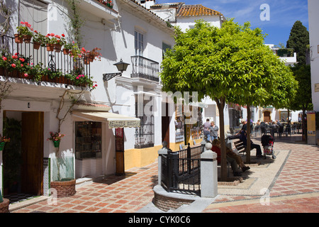 Maisons traditionnelles et petite place d'orangers dans la vieille ville de Marbella, l'Espagne, région d'Andalousie. Banque D'Images