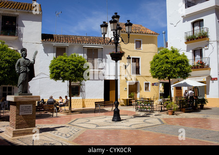 Place tranquille dans la vieille ville avec la statue de San Bernabé, le saint patron de Marbella en Espagne. Banque D'Images