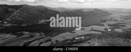 Noir et Blanc paysage panoramique de l'eau lacs Bassenthwaite Lake District National Park Cumbria England Banque D'Images