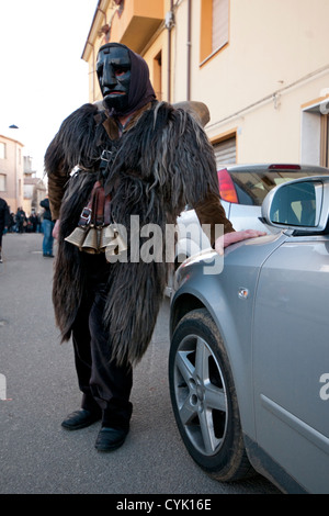 Mamuthones relaxine masque sarde à Orgosolo, carnaval de Barbagia, Nuoro, Sardaigne, Italie Banque D'Images