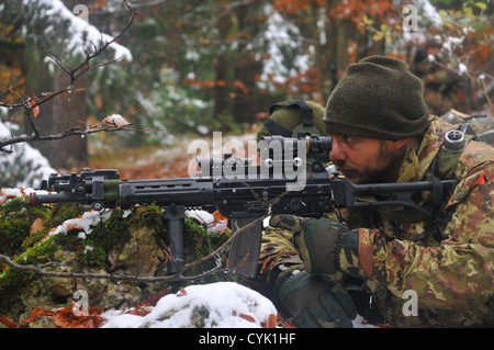 Un soldat italien à partir de la 183e Régiment aéroporté du Canada tire la sécurité pendant une action décisive de l'environnement de formation, l'exercice 2012, sabre Junction au Centre de préparation interarmées multinationale à Hohenfels, Allemagne, le 28 octobre 2012. Jonction sabre 2012, l'U.S. Banque D'Images