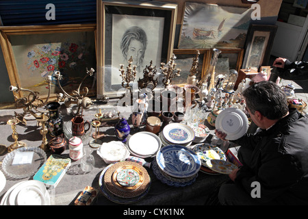 Browsing bric-a-brac à vendre, El Rastro dimanche aux puces de la rue du marché Madrid, Espagne Banque D'Images