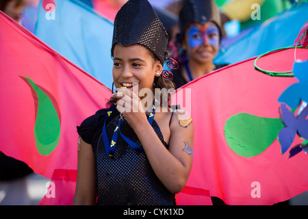 Jeune fille habillé en costume papillon coloré à St Pauls Afrikan Caribbean Carnival, Bristol, Royaume-Uni. Banque D'Images