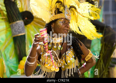 Femme en costume coloré toasting un verre à St Pauls Afrikan Caribbean Carnival, Bristol, Royaume-Uni. Banque D'Images