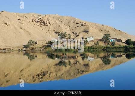 L'Égypte. Un village et hill compte dans le Nil près de Louxor. L'année 2009. Banque D'Images