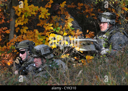 Les soldats de l'armée américaine, 4e Escadron, 2e régiment de cavalerie, pour appeler le feu lors d'une action décisive de l'exercice, environnement trainiUg Sa Banque D'Images