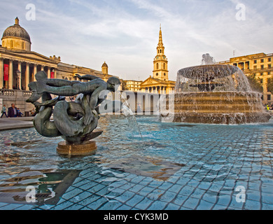 Fontaines à Trafalgar Square avec l'île de Saint Martin dans les champs et la National Gallery de l'arrière-plan Banque D'Images