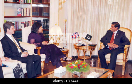 Premier Ministre, Raja Pervez Ashraf échanges de vues avec les États de la parti au pouvoir, Syeda Warsi lors d'une rencontre à h Chambre à Islamabad le Mardi, Novembre 06, 2012. Banque D'Images