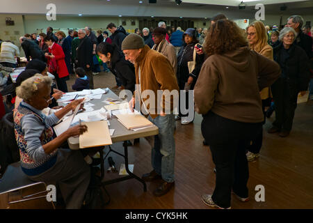 6 novembre 2012, Brooklyn, NY, US. Les préposés au check listes électorales comme les New-yorkais attendre pour voter à l'élection présidentielle de 2012. Banque D'Images